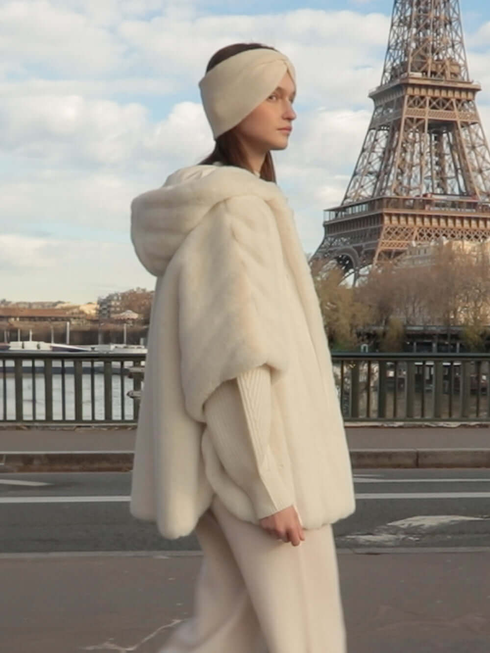 [PRIVATE] FAUX FUR HE-A HOODED PONCHO